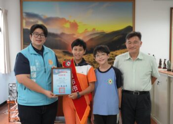 中原國小自治市小市長就任 魏嘉彥頒發當選證書