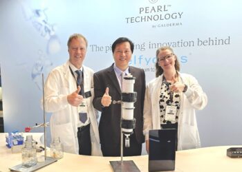 王正坤醫師出席摩納哥2025 AMWC世界美容醫學大會與科學家交流醫美科技