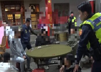 春節宮廟埕前輪流做莊玩「推筒子」公然聚賭　北斗警夜半出擊14名賭客移送地檢署偵辦