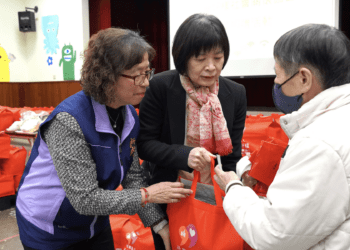 連續3年送愛心 台灣好樣協會捐500組年菜給新北弱勢