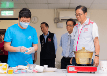 張善政感動 視察愛鄰舍學園合作式中途班