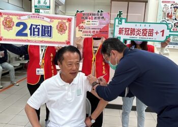 翁章梁帶頭接種新冠XBB疫苗　呼籲鄉親接種加強防護
