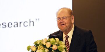 諾貝爾生醫學獎得主親臨輔大暢談AI　強調基礎研究的重要性