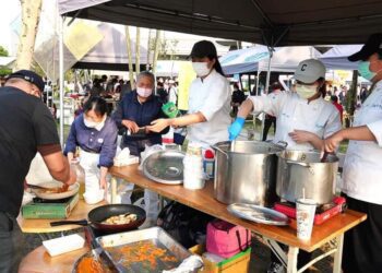 義守大學觀旅學院學生赴慈濟參與義賣　推出東南亞特色餐點大獲好評