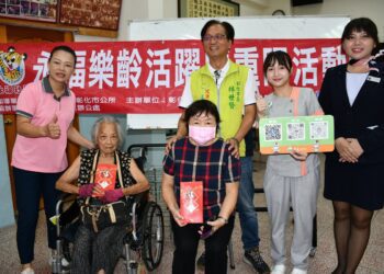 影音/ 彰化市重陽節發放敬老禮金　公所出動人肉點鈔機大隊發送