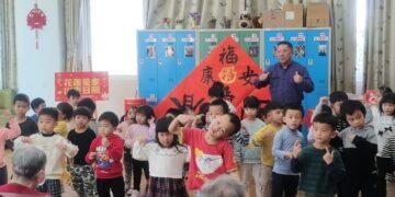 老幼共融新活力 榮家教保中心學童向日照中心長輩拜早年