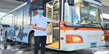 頂住趕時間壓力！台中客運司機伴病生等救護車　乘客大讚「公車俠」