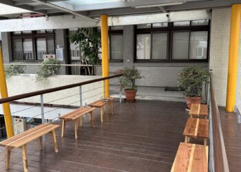 除舊佈新支持在地優質辦學 縣府訂購公東高工榫接木椅