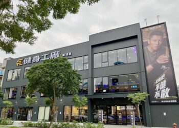 健身工廠青埔廠呼喚臀腿健人 一起練吧！引進專業臀部訓練機 Glute Builder