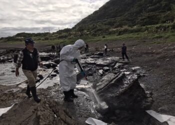 大里海蝕平台遭重油汙染 環保單位動員清理