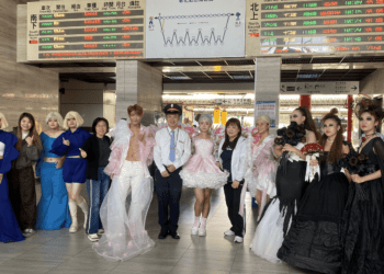 影音/彰化火車站快閃表演 建國科大美容系驚豔搭車族