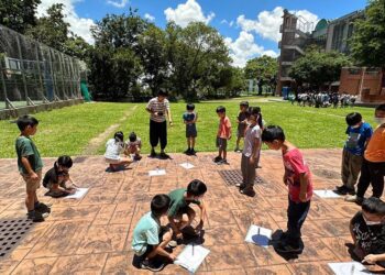 夏至正午無影奇景 嘉市蘭潭國小師生齊聚大草皮體驗科學奧妙