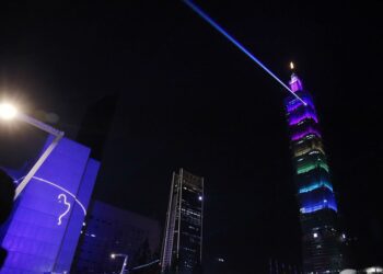 臺北市燃起全中運聖火　科技與傳統的融合慶典