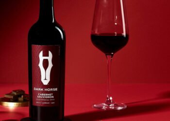 年菜圍爐搭餐酒首選──帶來一整年好運的「黑馬」、有著威士忌桶靈魂的濃烈紅酒「耶波席」