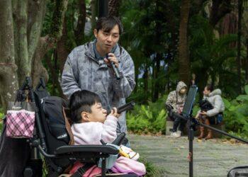 唱出生命最強音！「玻璃娃娃」小雪松菸開唱4小時 圓夢街頭獲萬元賞金肯定