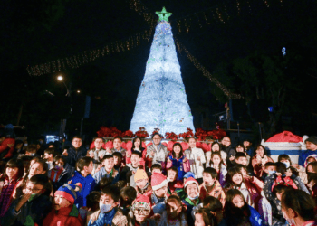 桃園成功國小環保聖誕樹點燈 1萬7千寶特瓶變身絢麗耀眼