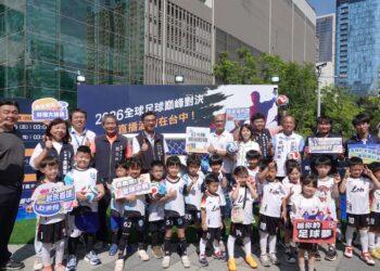世足迷快衝捷運站！台中「巨型綠草皮足門」亮相 拍宣戰照再抽官方限定周邊