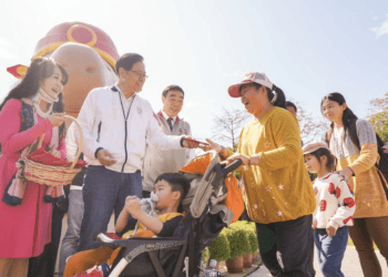 張善政發「龍平安」福袋 桃園遊客添福氣、祈平安喜樂