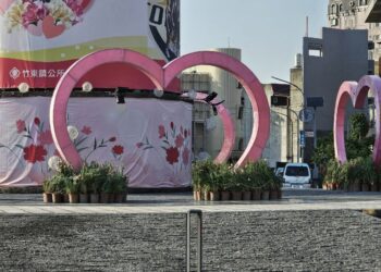 竹東公所前圓環愛心裝置藝術 讓母親節更溫馨