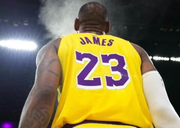 影/《NBA》「詹皇」首節上演驚人拉桿高光暴扣 湖人後繼無力讓獨行俠終止五連敗