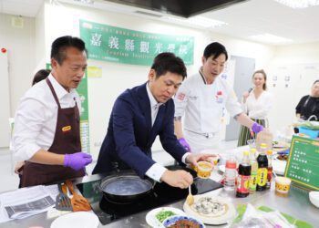 嘉義觀光學院特色料理課 台菜王子黃景龍示範特色野菜料理