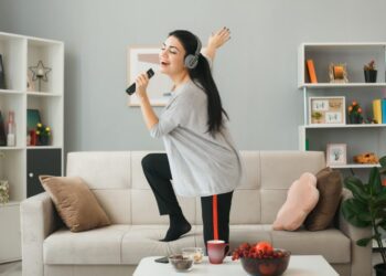 如何打造完美家庭KTV？4大唱歌設備挑選要點一次看！