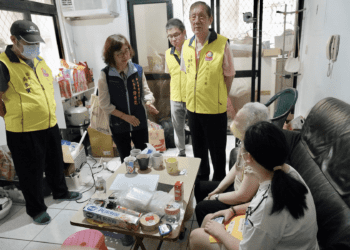 癌症末期媽媽急需醫療費 圓融行善團獻愛心17萬援助