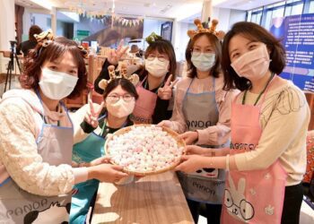 影音／秀傳醫院舉辦搖元宵競賽　3歲萌童與93歲阿嬤一起體驗手搓湯圓