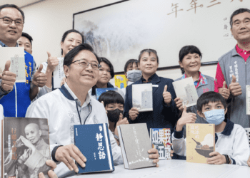 張善政參加龍興國中靜思書軒啟用典禮 打造智慧閱讀環境