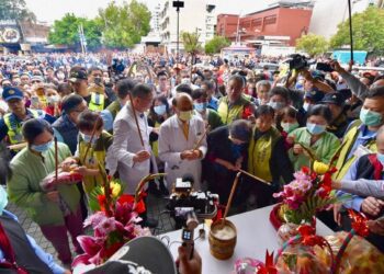 白沙屯媽祖鑾轎停駕彰化秀傳　院方帶車禍小姊姊衣物向媽祖祈福