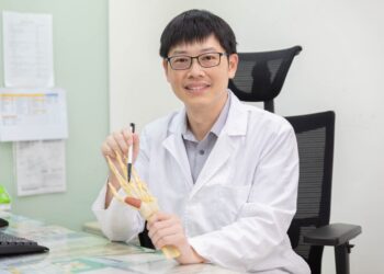 手指僵硬疼痛難耐急就醫　竟是大掃除造成「板機指」惹的禍
