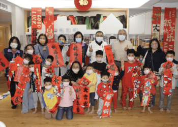 侯友宜帶愛心過新年 探訪童心家園送暖又送福