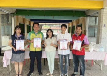 藥師公會、大愛藥局捐贈滅蚊物資給新興國中　陪同的李啟維議員建議防疫人員加強公墓的巡視