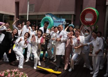 影音／彰化醫院同慶護師節、母親節和勞動節　手持「護理之花」海芋象徵傳承