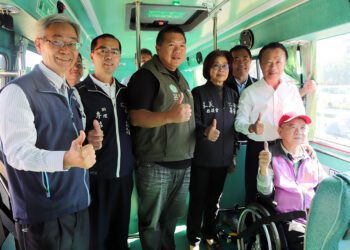 嘉義縣新購10輛無障礙「大中巴」　幸福公車正式啟航