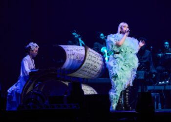  張惠妹淚唱〈聽你聽我 〉懷念恩師張雨生 4萬人感動陪哭