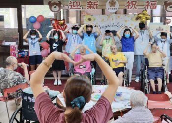 新竹榮民服務處青年學子陪伴榮民長輩 手作感謝扇致贈認養人象徵善的循環