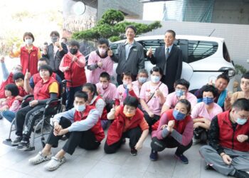 影音/小作所交通車老舊　青山基金會捐車助陣