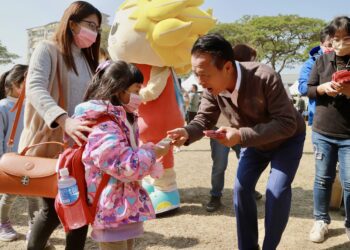 嘉有好市集年貨大街搶先感受年味　民眾開心領龍年紅包