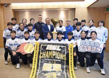 重返榮耀！丹鳳高中女壘勇奪 HSL 全國冠軍 侯友宜頒百萬獎金力挺