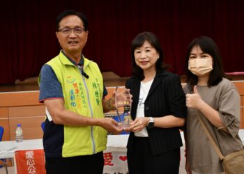 影音/大通電子中秋節發慰問金 讓獨居、弱勢家庭能夠得到實質補助
