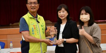 影音/大通電子中秋節發慰問金  讓獨居、弱勢家庭能夠得到實質補助