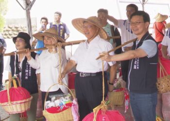 義民祭熱鬧登場 中臺八縣市首長挑擔祈福