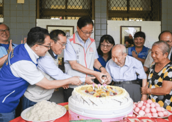 桃園重陽獻禮 張善政親贈百歲人瑞金戒指、金箔畫獎牌獻祝福