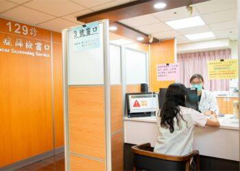 七旬翁便秘竟是7 公分大腸癌 彰基單孔達文西SP手術助順利除癌