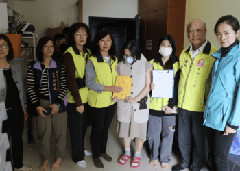 離婚媽抗癌撫幼子苦撐生活 社福中心媒合圓融行善團馳援26萬元