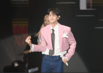 「小動作」不斷梁耀燮揮手 眨眼還不時放送飛吻揪咪 LIGHT粉甜炸笑納