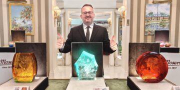 捷克摩瑟水晶巡迴展登台 國際雕刻大師史沃博達親臨展現百年工藝