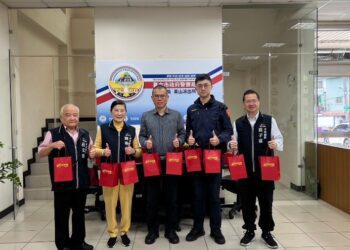 台中市政顧問莊家一門三傑慰問轄區東山派出所　用自家研發麵品送愛