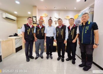 新北市政府消防局吳恩碩及張敬謙因公殉職    警專校友總會會長何明洲博士率員慰問家屬並致贈慰問金
